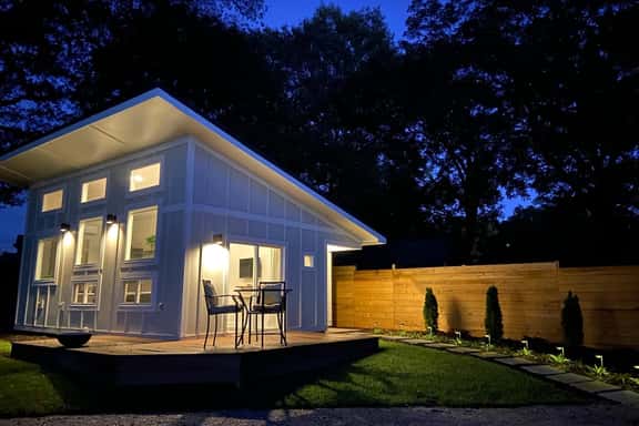 Modern guesthouse in downtown TR - Image 1