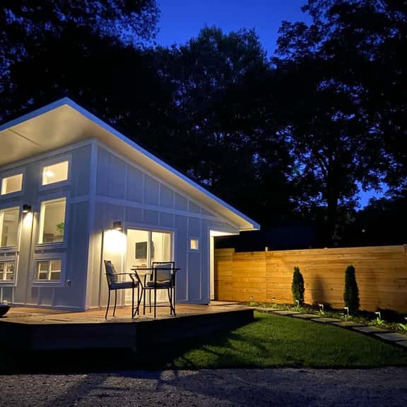 Modern guesthouse in downtown TR - Image 1